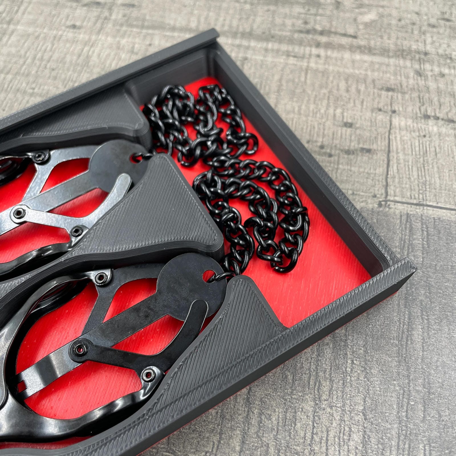 Een set zwarte tepelklemmen in een doosje