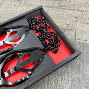 Een set zwarte tepelklemmen in een doosje