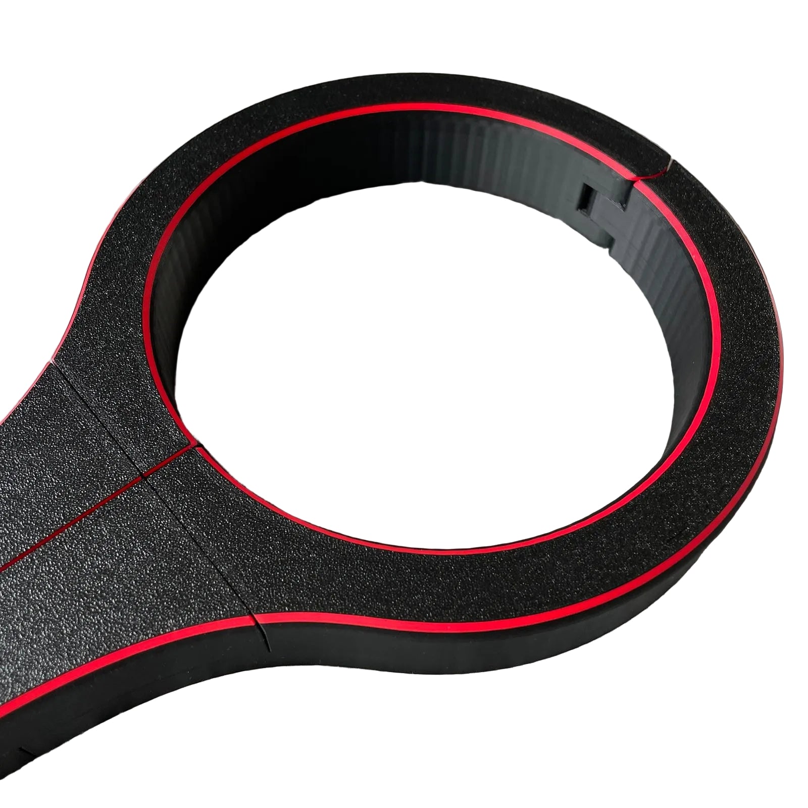 Detailfoto van de nek van een BDSM rigid fiddle in het zwart met rode accenten