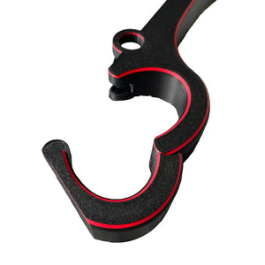 Detailfoto van de polsen van een BDSM rigid fiddle in het zwart met rode accenten