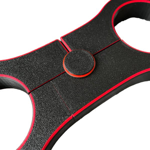 Detailfoto van een schandpaal voor BDSM in het zwart met rode accenten