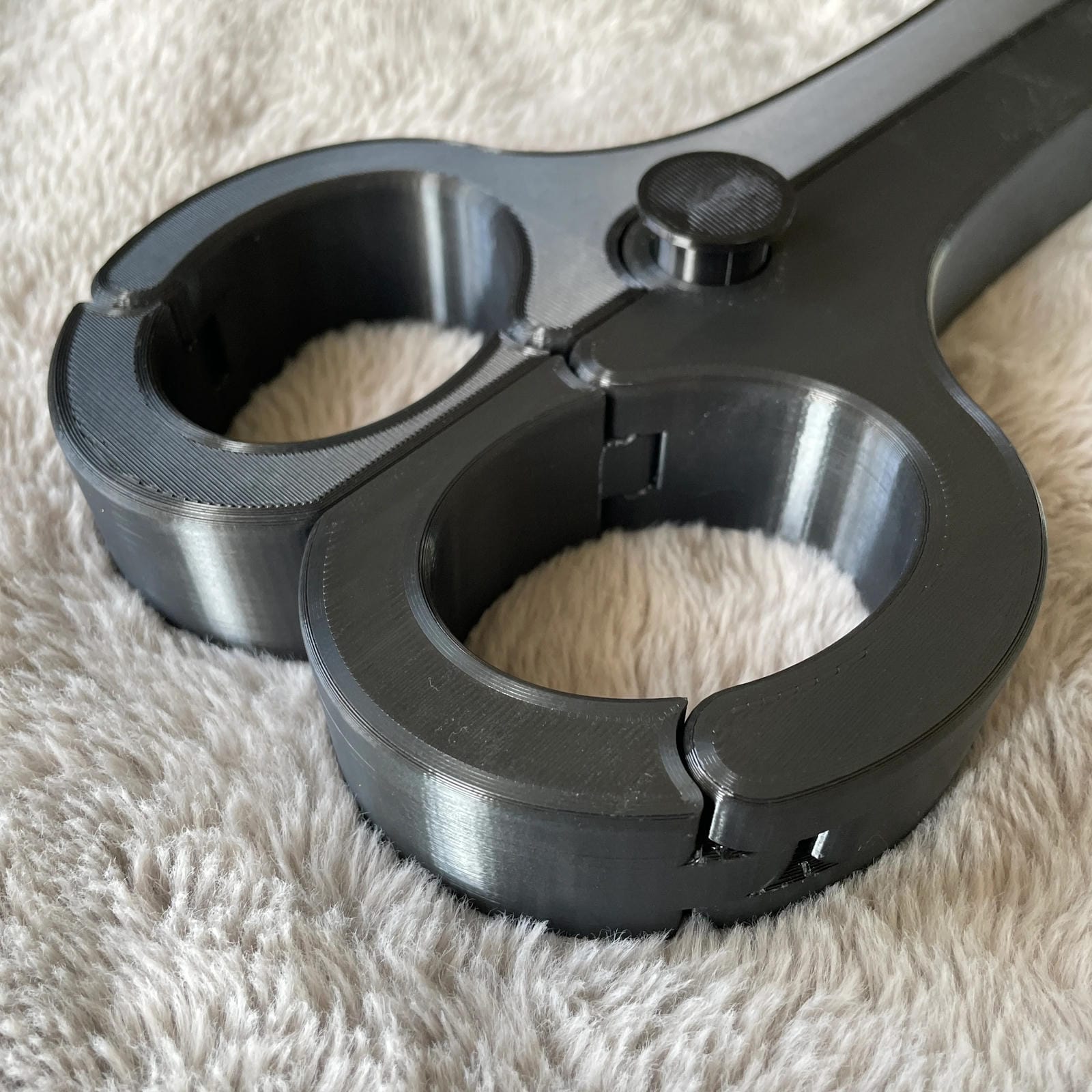 Detailfoto van de polsen van een BDSM rigid fiddle in het zwart