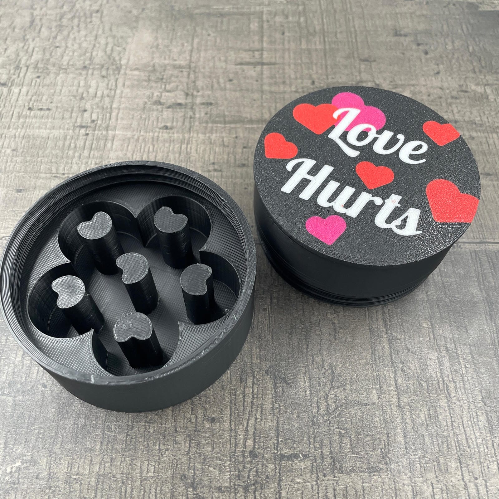 Een doosje voor zes shibari rope spikes van 3DSM met de tekst "Love Hurts"