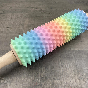 Een deegroller met spikes voor BDSM in pastel-kleuren