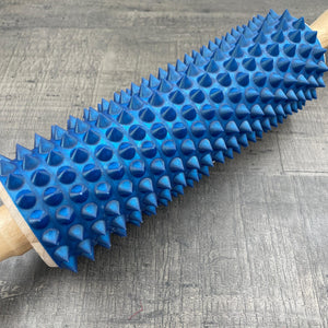 Een deegroller met spikes voor BDSM in het blauw