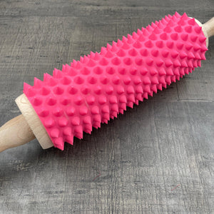 Een deegroller met spikes voor BDSM in een roze kleur
