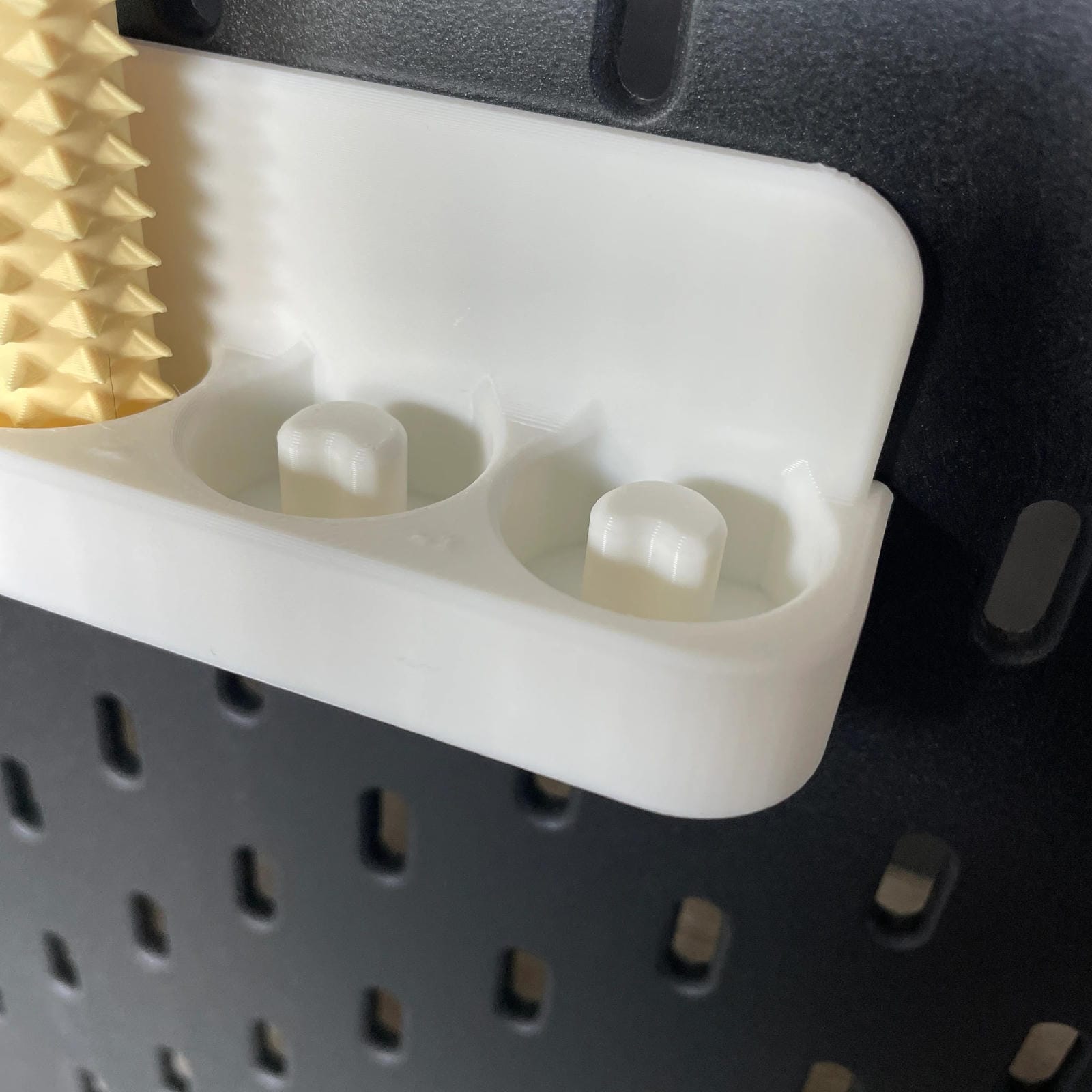 Een close-up van een doosje voor shibari rope spikes voor de Ikea Skadis