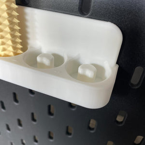 Een close-up van een doosje voor shibari rope spikes voor de Ikea Skadis