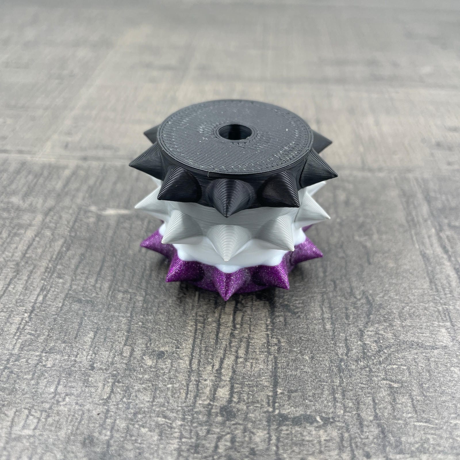 Een los rollertje voor een BDSM pinwheel in de kleuren van de a-seksuele vlag