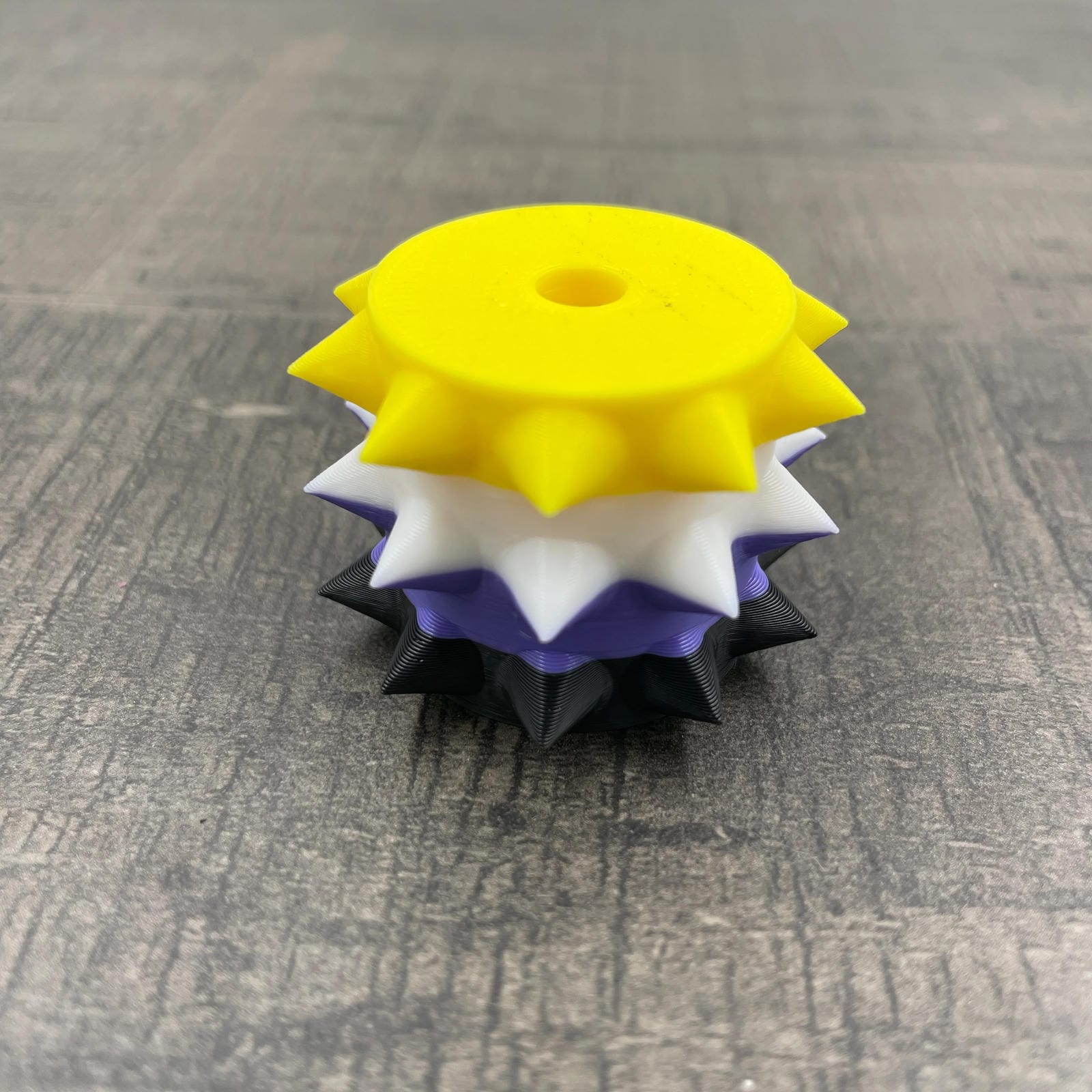 Een los rollertje voor een BDSM pinwheel in de kleuren van de non-binaire vlag