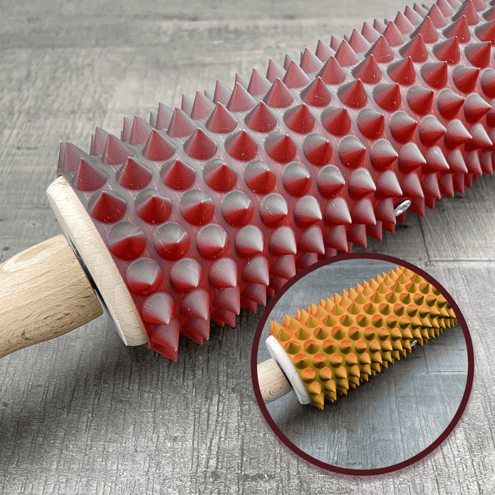 Een deegroller met spikes voor BDSM met een kleurverloop van zwart, rood en geel